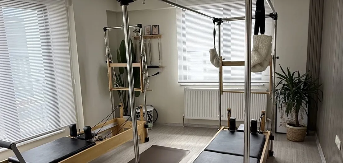 Pilates odası: cadillac ve reformer, pencere ve bitki